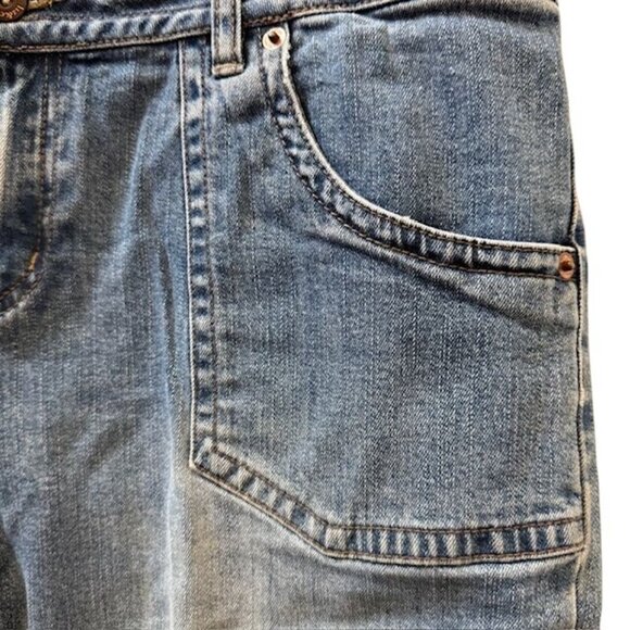 Vintage Denim Mid-Rise Rolled Cuff Capri Jeans With Button Details - Picture 4 of 11